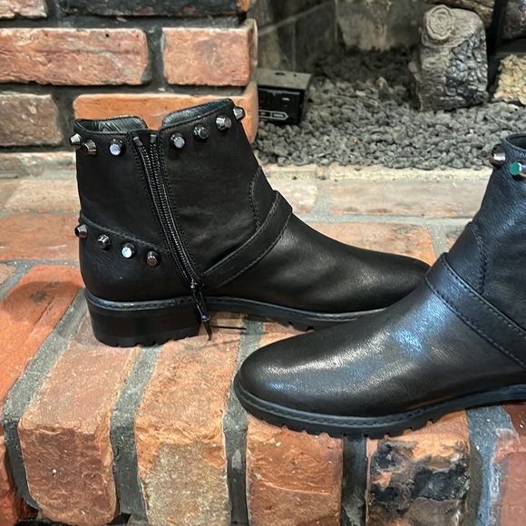 Stuart Weitzman NWOT GoWest Studded Leather Ankle boots black size 6 1/2 - Picture 6 of 10